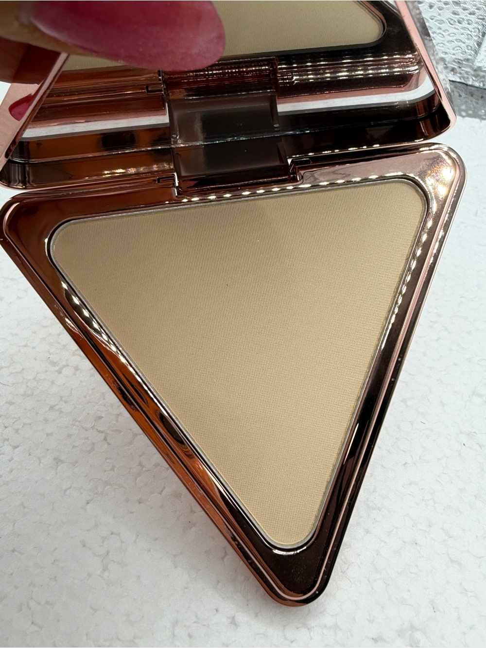 Lys Light Beige Triangular Compact Face Powder - Picture 2 of 5